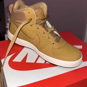 4Y brand new Nike court